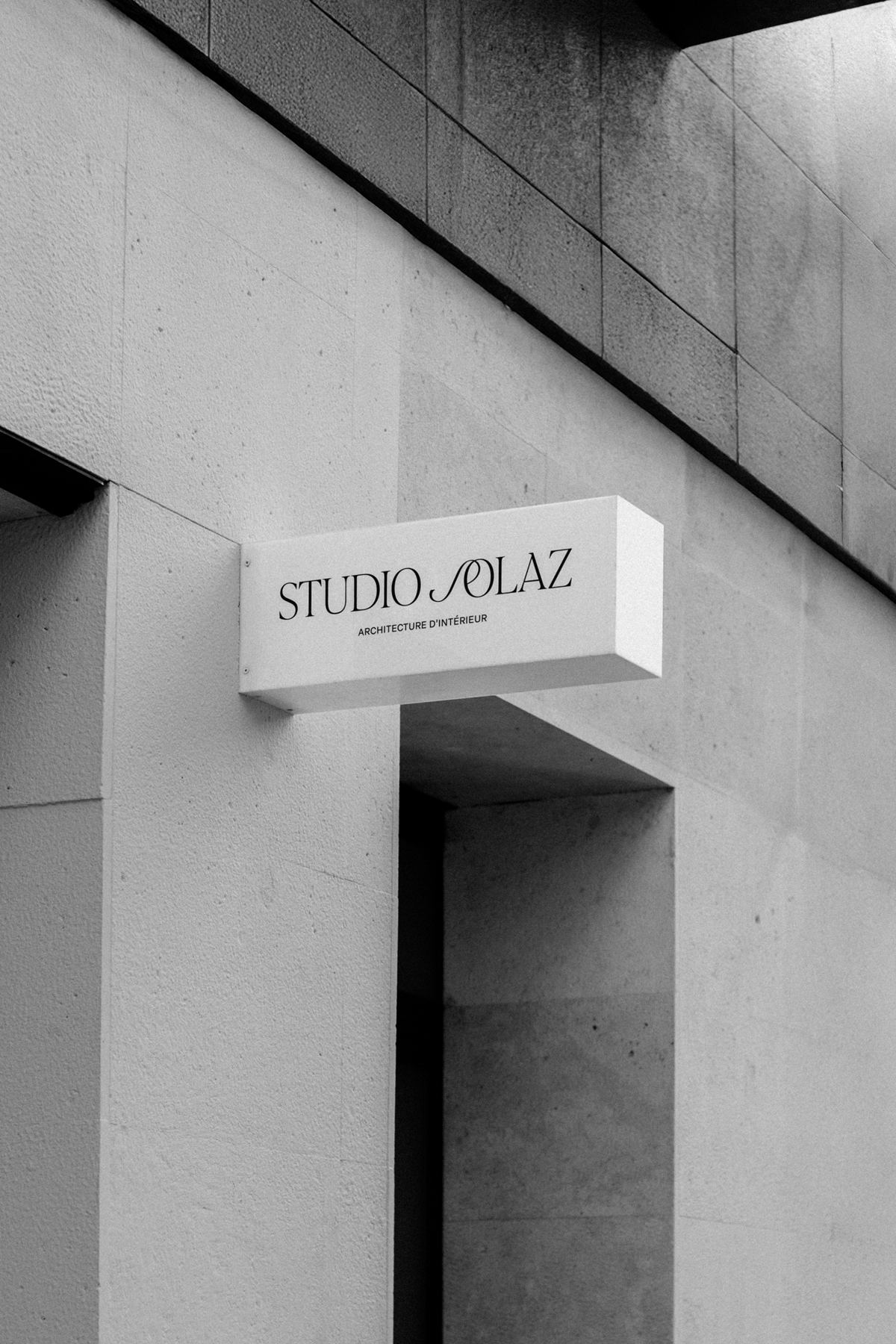 Façade du studio avec son enseigne