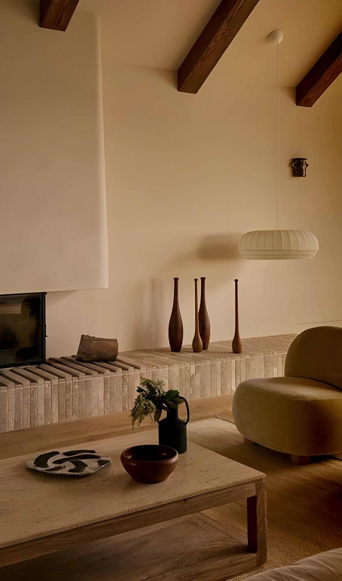 Séjour aux poutres apparentes, banquette en pierre